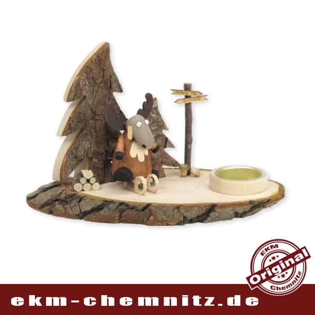 Baumscheibe Teelichthalter liegend - Elch auf Schlitten Auf seinem Schlitten, fährt der gedrechselte Elch, der Firma Hennig, zwischen Rindenbäumen hindurch. Der Kerzenleuchter als Baumscheibe, unbehandelt, das Holz in seiner natürlichen Form.