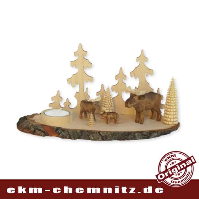 Baumscheibe Teelichthalter liegend - Elchfamilie Eine Szenerie des Waldes im Kerzenlicht. Auf dem Kerzenhalter mit Rinde, tummelt sich eine Elchfamilie. Aus Holz in seiner natürlichen Form, ist diese zeitlose Tischdekoration.