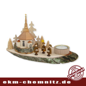 Der Kerzenhalter Baumscheibe Seiffener Kirche in Farbe natur, auf einer Holzscheibe mit Rinde. Perfekt für die rustikale Einrichtung.