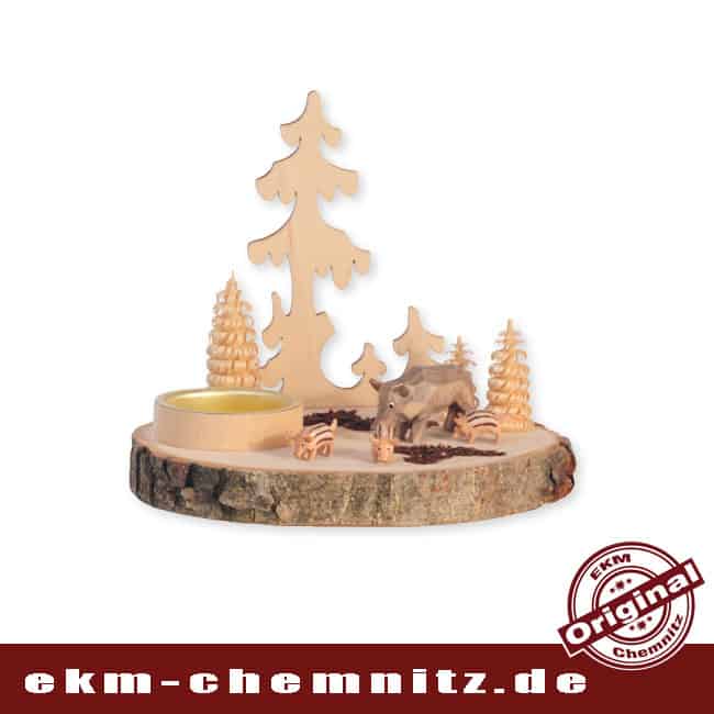 Baumscheibe Teelichthalter liegend - Wildschweinfamilie Eine rustikale Tischdekoration, ist der Kerzenhalter Baumscheibe Wildschweinfamilie. Die natürliche Holzscheibe mit Rinde, ist bestückt mit geschnitzten Wildscheinen und gedrechselten Ringelbäumchen.