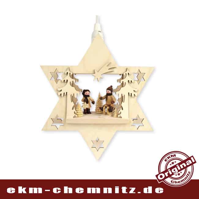 Fensterbild Erzgebirge - Stern Winterkind Schlittenfahrer Das Fensterbild Stern Winterkinder ist aus dem Erzgebirge mit Sammlerfiguren von Romy Thiel bestückt. Eine schöne weihnachtliche Dekoration.