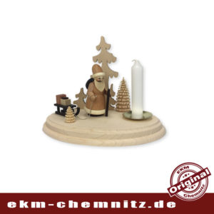 Die Drechselfigur Weihnachtsmann natur der Firma Spielwarenmacher Günther, auf unserem ovalen Kerzenleuchter.