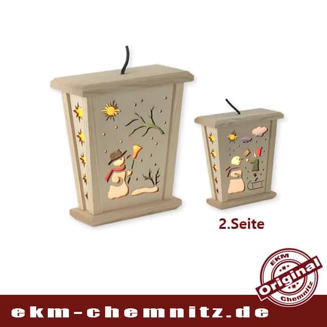 LED Laterne Weihnachten - Wintermotiv - flach Wunderschöne flache LED Weihnachtslaterne mit 2 Seiten und unterschiedlichen winterlichen Motiven. Durch das flache Design, benötigt man wenig Platz zum Hängen oder Stellen, inkl. Verteilerkabel für weitere Laternen.