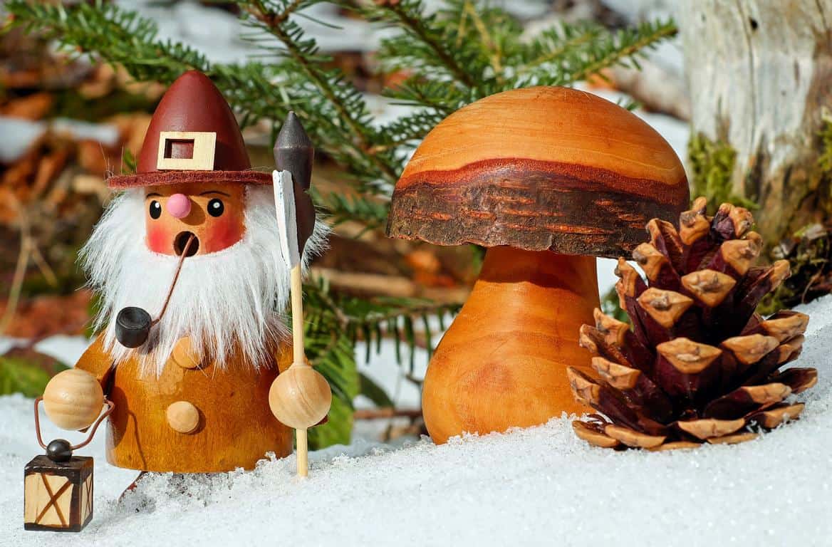 Ein Räuchermännchen aus dem Erzgebirge ist ein traditionelles handgefertigtes Holzkunstwerk, das besonders zur Weihnachtszeit beliebt ist.
