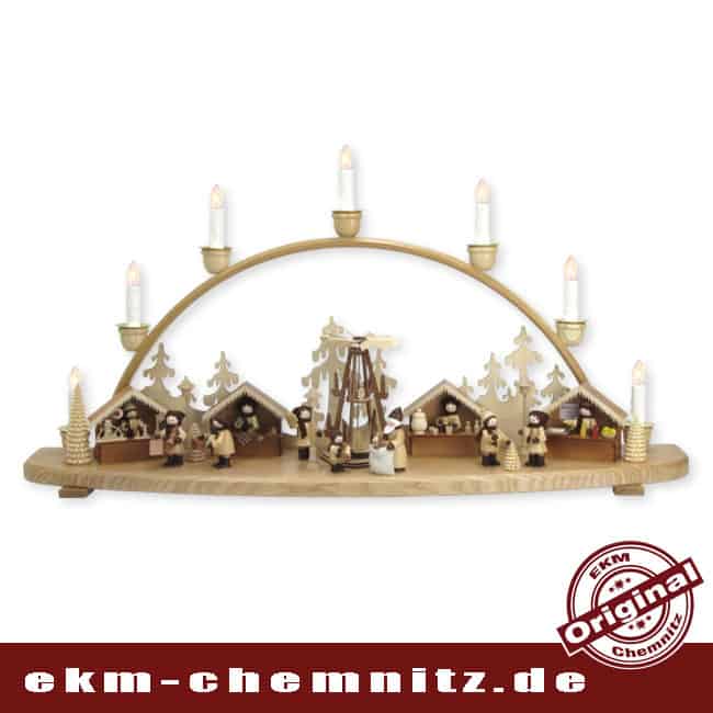 Schwibbogen erzgebirge 70cm Weihnachtsmarkt mit Pyramide Weihnachtsmarktkulisse auf einem Schwibbogen. Die Markthändler bieten Ihre weihnachtlichen Erzeugnisse an und unter der Pyramide verteilt der Nikolaus die Geschenke. Die Vorfreude auf Weihnachten steigt mit diesem Anblick.